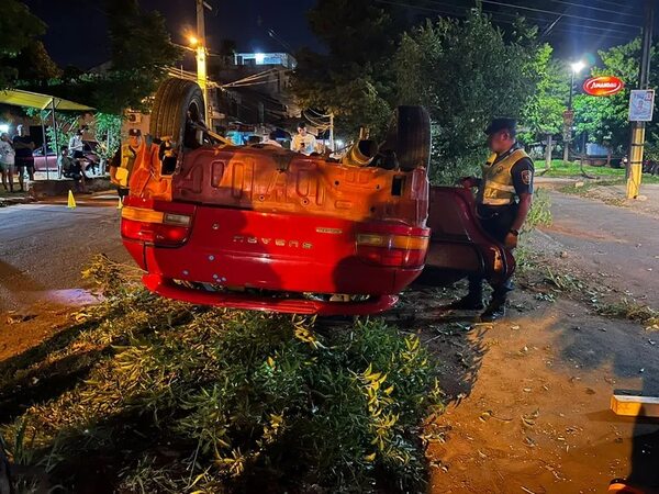 Conductor ebrio vuelca con su auto en Ñemby - Policiales - ABC Color