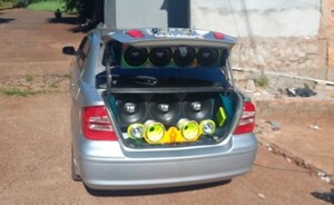 Detenido por escuchar música a todo volumen y agredir a policías