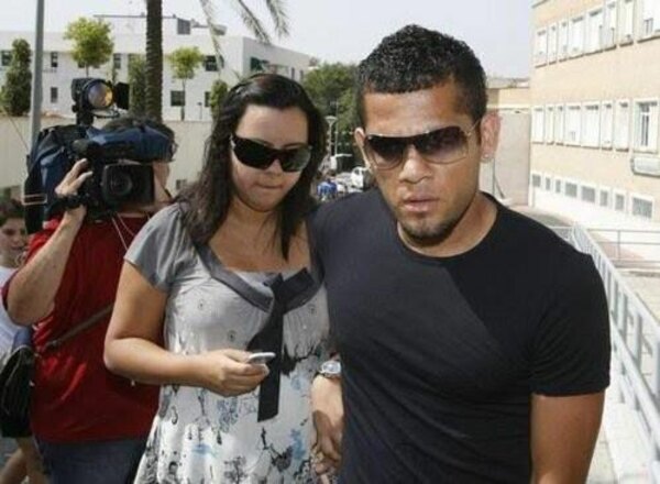 Versus / Ex esposa de Dani Alves cuenta detalles de la vida del jugador en prisión