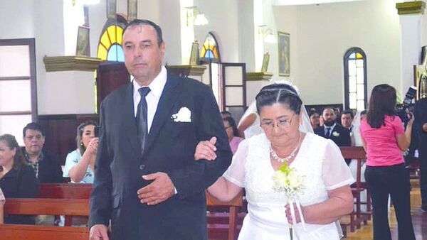 Fueron novios 40 años y el sábado se dieron el sí en boda comunitaria