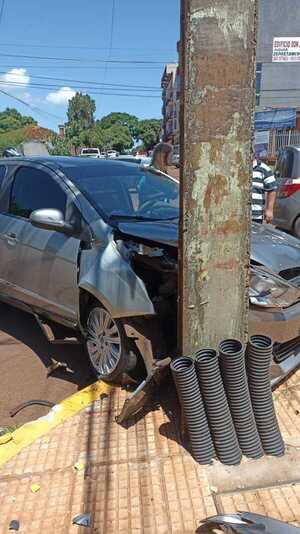 Mujer pierde control de su auto y choca contra columna de la ANDE - La Clave