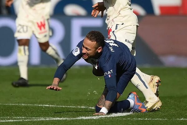 Neymar será operado del tobillo y estará ausente “tres o cuatro meses”, según el PSG - Fútbol - ABC Color