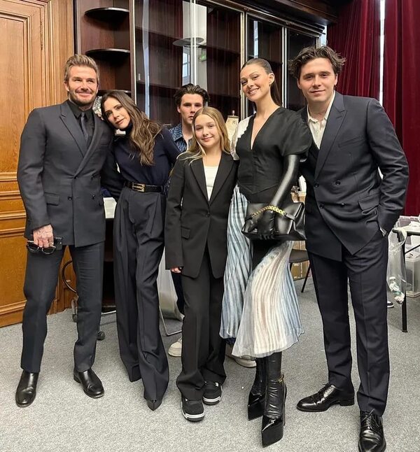 Victoria Beckham presentó su nueva colección en París rodeada del amor de su familia - Gente - ABC Color