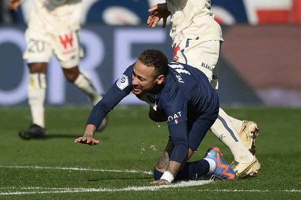Versus / Neymar será operado del tobillo y estará fuera de las canchas por varios meses