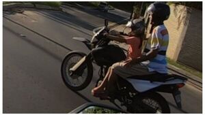 Video muestra a niña conduciendo una moto sobre Avenida Ñu Guasu