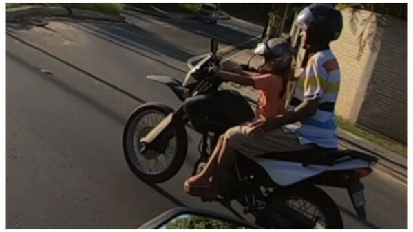 Video muestra a niña conduciendo una moto sobre Avenida Ñu Guasu