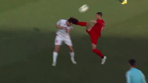 Versus / Casi rompe el récord ¡Insólita expulsión en segundos a un futbolista en un partido internacional!