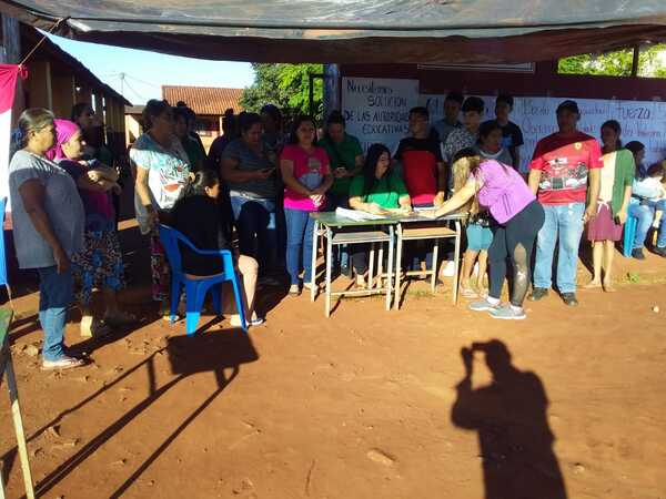 Sigue manifestación de padres en escuela Rebeca Alen y anuncian medidas de fuerza - Radio Imperio
