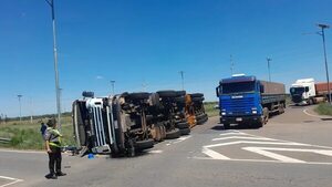 Vuelco de camión de gran porte en Paraguarí - Nacionales - ABC Color