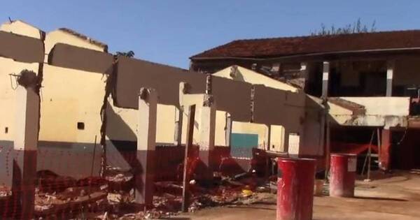 La Nación / Denuncian que constructora desmontó aulas y no retomó obras en escuela de Encarnación