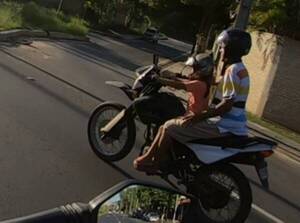 (VIDEO) Filman a niña conduciendo una motocicleta sobre Avenida Ñu Guasu