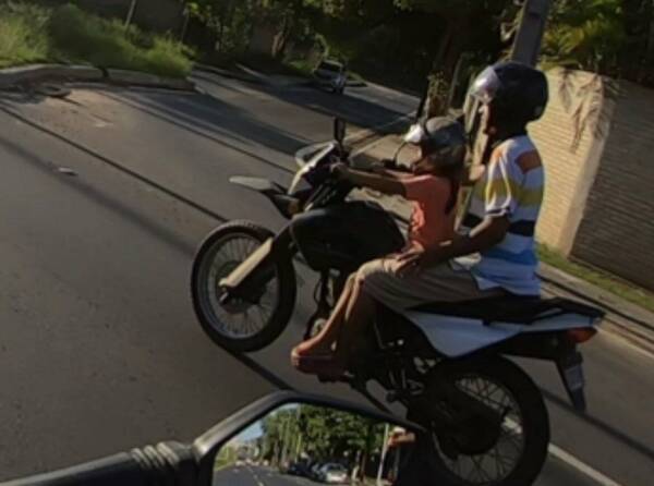 (VIDEO) Filman a niña conduciendo una motocicleta sobre Avenida Ñu Guasu