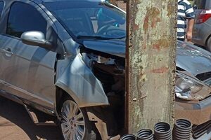Mujer choca contra columna al no completar el giro en «U»