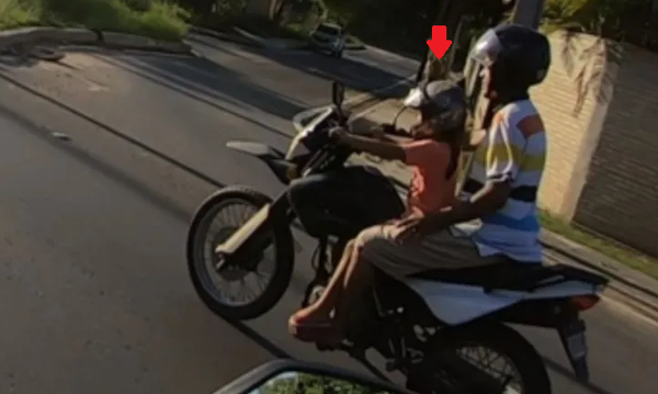 Video muestra a niña conduciendo motocicleta sobre Avenida Ñu Guasu - Noticiero Paraguay