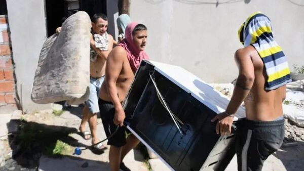 Vecinos saquean casa de presunto narco en Argentina