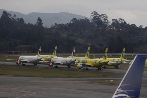 Las autoridades someten a control a Viva Air en Colombia tras suspender vuelos - MarketData