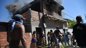Diario HOY | Destrozan casas de supuestos narcos tras la muerte de un niño en tiroteo en Argentina