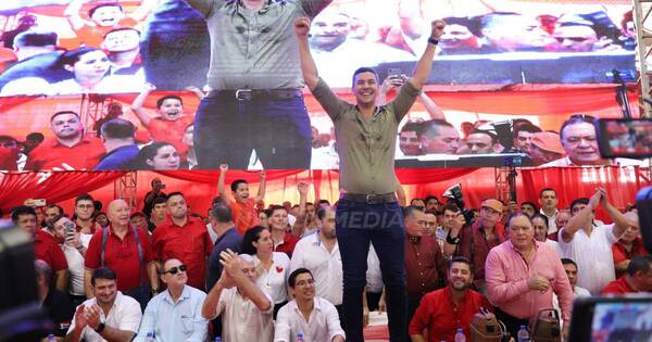 La Nación / El 54% de la población ve a Santiago Peña como el candidato más fuerte para ganar las elecciones