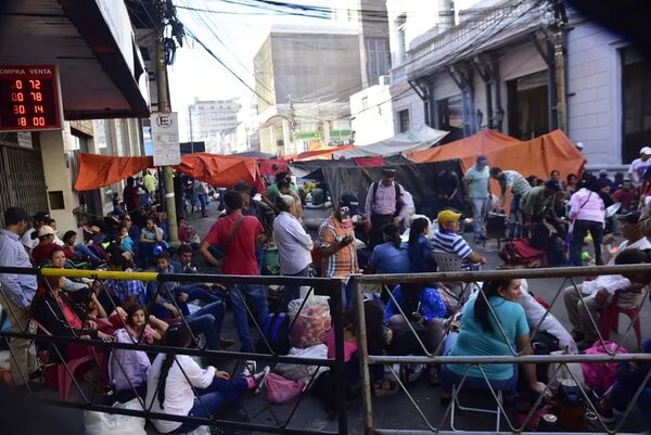 Campesinos de la CNI regresan tras 6 meses a instalarse en el microcentro - Nacionales - ABC Color