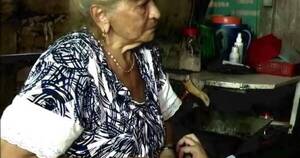 La Nación / Piden ayuda para abuelita de 88 años que vive al borde de un barranco en Sajonia