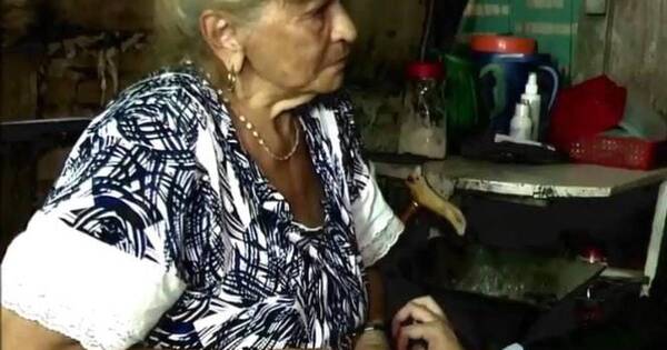 La Nación / Piden ayuda para abuelita de 88 años que vive al borde de un barranco en Sajonia