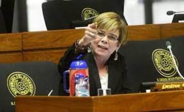 Senadores entregan al nuevo FGE 18 biblioratos de investigaciones que supuestamente no avanzan - PDS RADIO Y TV