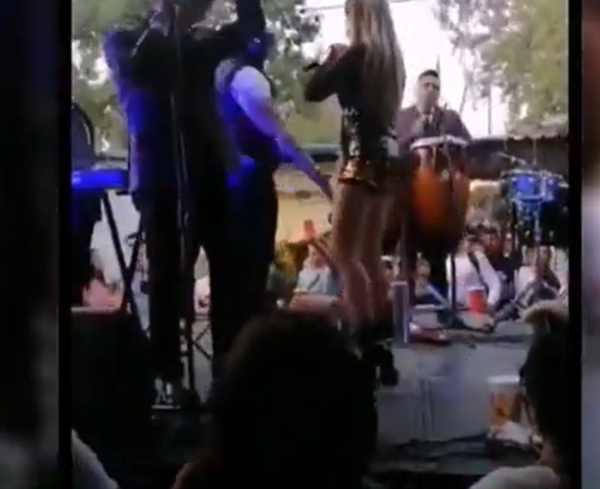 (Video) ¡Cantante fue manoseada en sus partes íntimas durante su show!