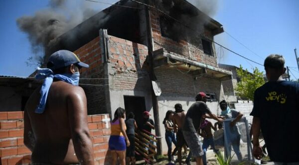Destrozan casas de supuestos narcos tras la muerte de un niño en tiroteo en Argentina