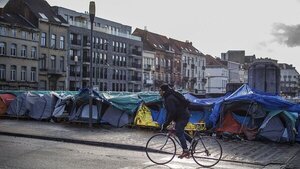Centenares de solicitantes de asilo atrapados en las calles de Bruselas