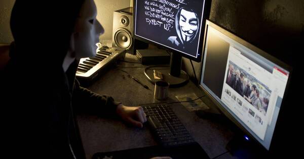 La Nación / Operativo contra una red de piratas informáticos