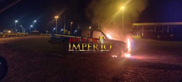Incendian camioneta en el barrio Defensores del Chaco - Radio Imperio