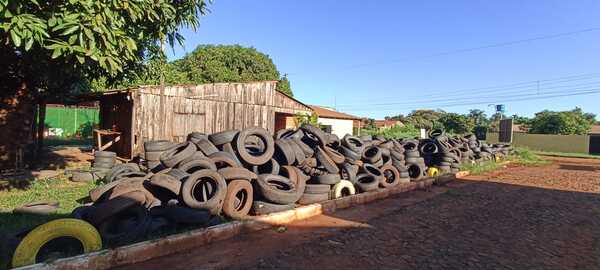 Cubiertas usadas amontonadas ponen ponen en peligro a todo un barrio - La Clave
