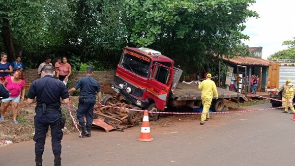 Camionero quiso adelantarse y se llevó por delante a motocarrista