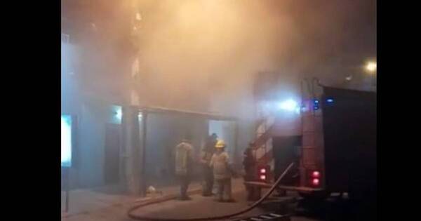 La Nación / Precaria vivienda fue consumida por las llamas en San Lorenzo