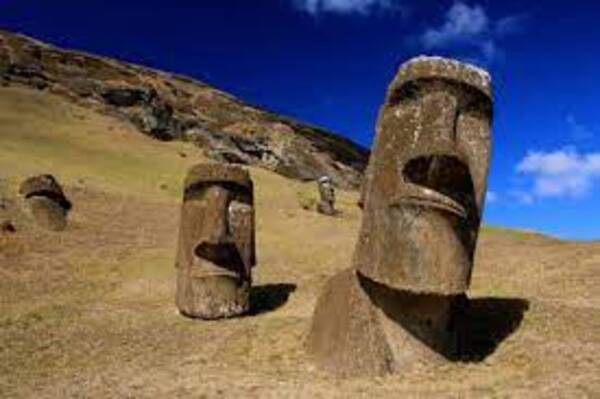 Una estatua Moai en un volcán - El Independiente