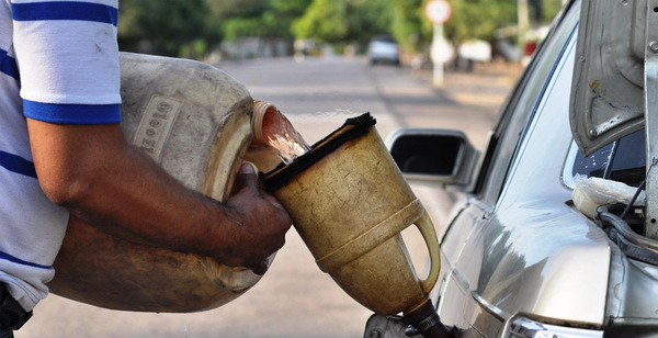 Diario HOY | Apesa advierte que en la calle venden mezcla de nafta barata con aguarrás y colorante
