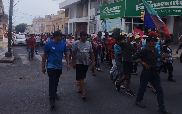 Campesinos marchan en Asunción en reclamo al cumplimiento de promesas
