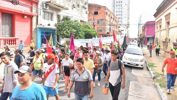Campesinos copan las calles del microcentro de Asunción