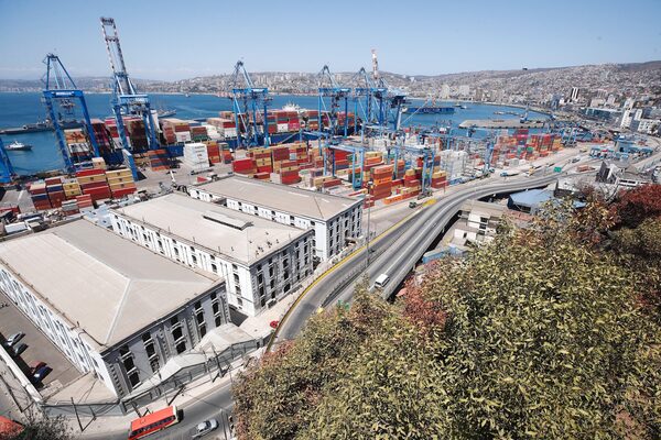 Chile anota un superávit comercial de 1.999 millones de dólares en febrero - MarketData