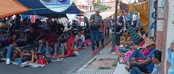 Campesinos realizan manifestación para denunciar el incumplimiento por parte del Gobierno - Revista PLUS