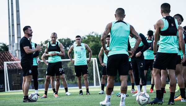 Versus / Un jugador de Olimpia lloró al enterarse de la salida de Julio Cáceres