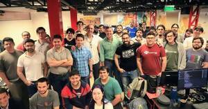 La Nación / Desarrolladores de videojuegos expusieron ante Santiago Peña el potencial de la industria digital