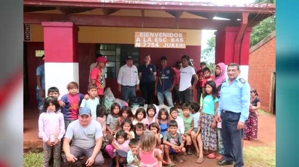 Entregan alimentos para niños y adolescentes indígenas en situación de calle en María Auxiliadora