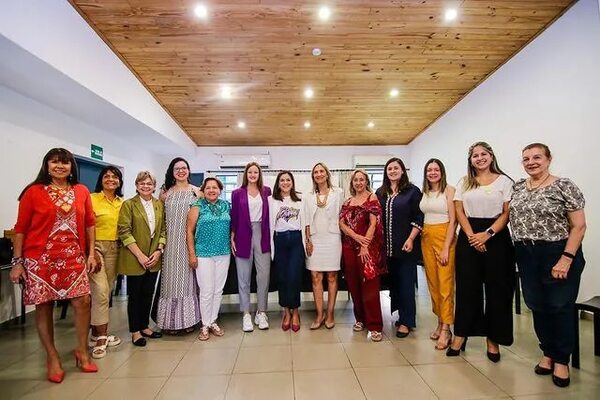 Candidatas al Congreso firman compromiso con las mujeres - Política - ABC Color