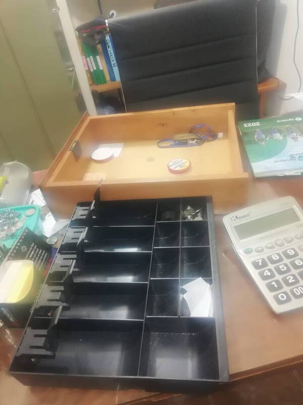 Delincuentes encierran a familia japonesa en el baño para llevarse dinero y armas