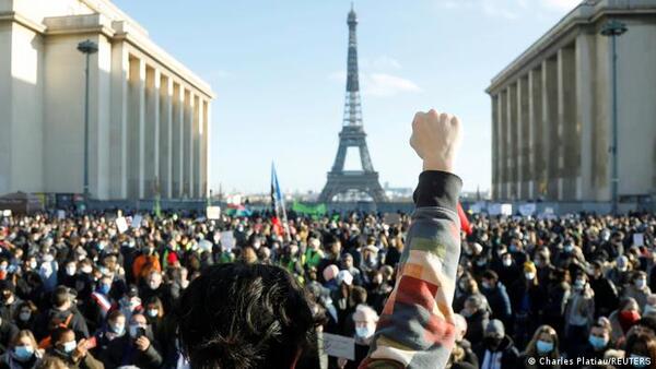 Francia: Multitudinaria protesta contra reforma que aumentaría en dos años la jubilación - ADN Digital
