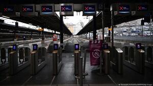Huelguistas bloquean refinerías y trenes en Francia en protesta contra reforma de pensiones de Macron - El Trueno