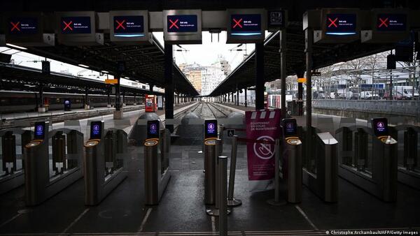 Huelguistas bloquean refinerías y trenes en Francia en protesta contra reforma de pensiones de Macron - El Trueno