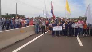 Vecinos de compañías de San José, cerraron la ruta en desaprobación por cierres de accesos a comunidades rurales - Noticiero Paraguay