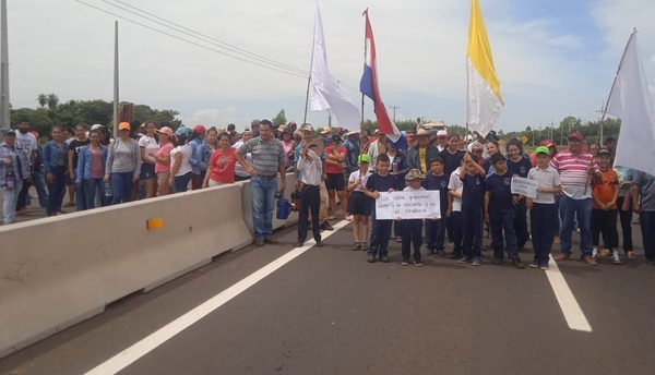 Vecinos de compañías de San José, cerraron la ruta en desaprobación por cierres de accesos a comunidades rurales - Noticiero Paraguay
